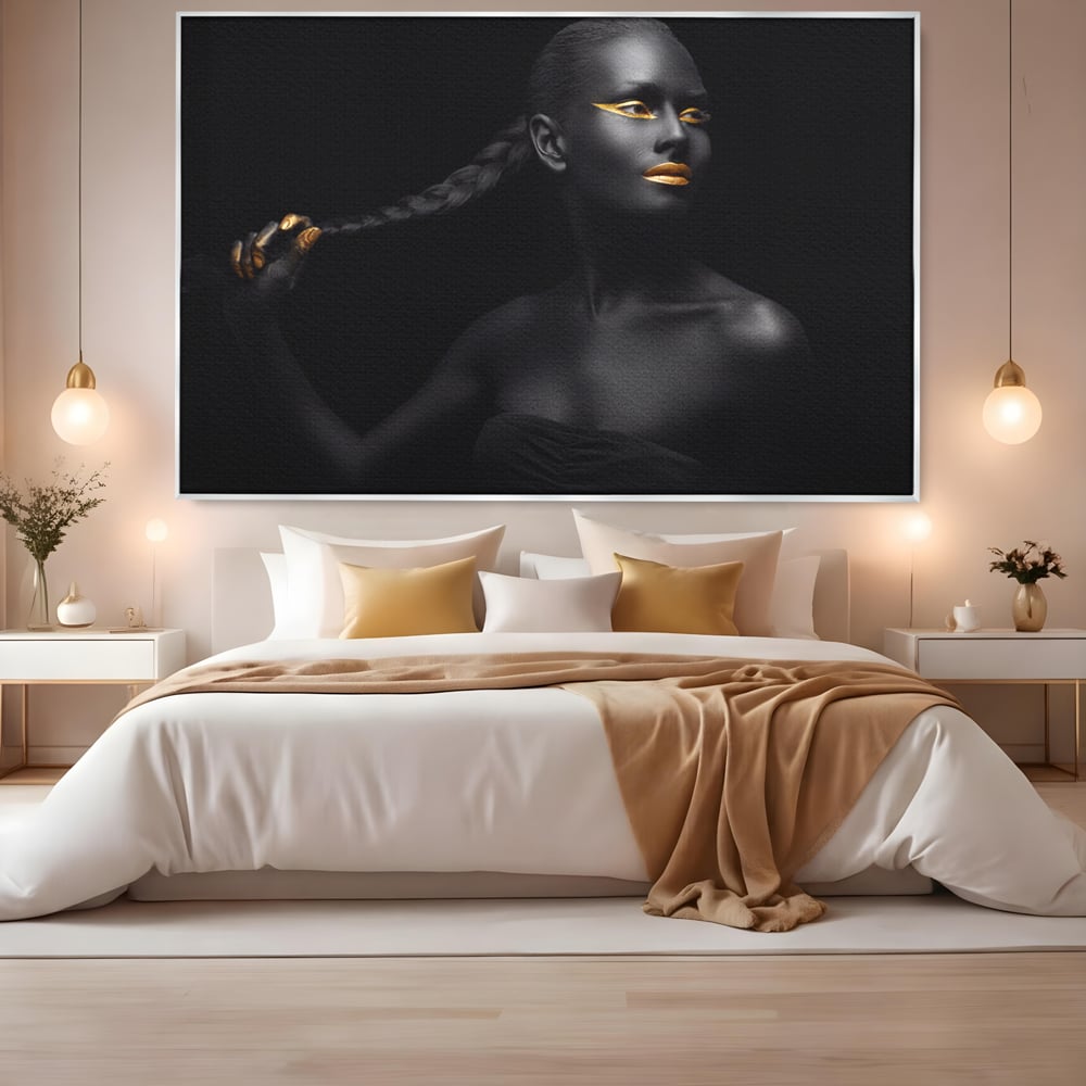 Tablou canvas cu tablou canvas cu femeie vopsita in negru si auriu, in rama de aluminiu argintiu, pe perete intr-un dormitor